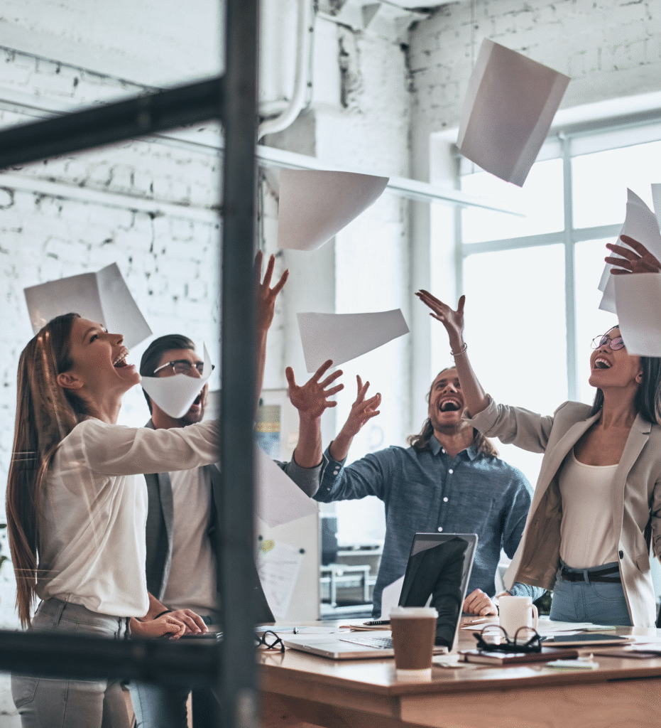 Geschäftsleute, die Papier werfen, um die Digitalisierung voranzutreiben